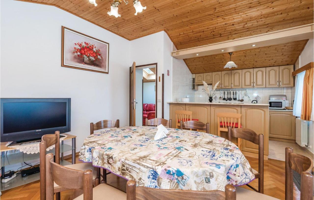 Beautiful Apartment In Brsec With Kitchen Екстериор снимка